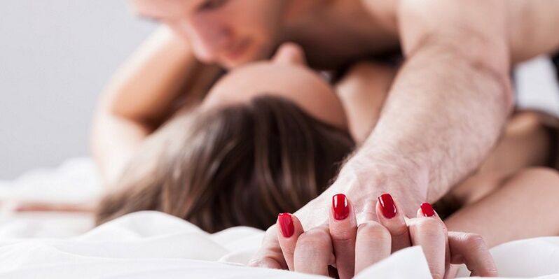 Intimité avec un accessoire d'agrandissement du pénis